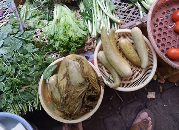 Dưa cải, dưa muối nhộm chất Vàng ô được phát hiện tại các chợ Đà Nẵng.