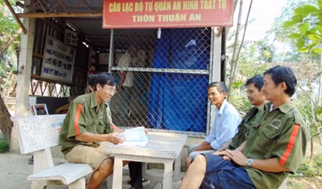 Các thành viên TTQ thôn Thuận An trao đổi sau một ca trực đêm.