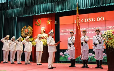 Lãnh đạo Trung tâm đấu thầu mua sắm tập trung Bộ Công an thay mặt Ban Giám đốc và cán bộ, chiến sỹ đã tuyên thệ trước lá Cờ truyền thống.