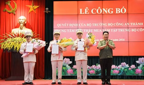Thứ trưởng Bùi Văn Thành trao Quyết định của Bộ trưởng Bộ Công an và tặng hoa chúc mừng tập thể lãnh đạo Trung tâm đấu thầu mua sắm tập trung Bộ Công an.
