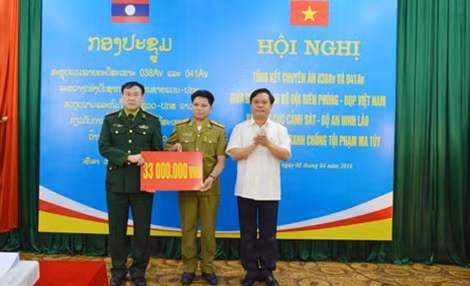 Phó Chủ tịch UBND tỉnh Sơn La trao thưởng cho Ban chuyên án.