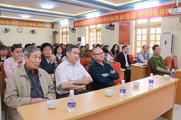 Các nhà văn và đại biểu tham dự buổi giao lưu.