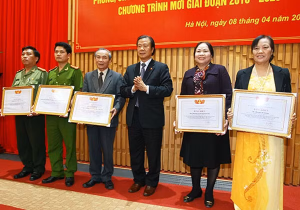 Đồng chí Đàm Hữu Đắc trao Bằng khen tặng các tập thể, cá nhân có thành tích xuất sắc.