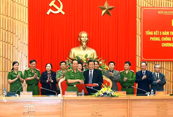 Thứ trưởng Lê Qúy Vương và đồng chí Đàm Hữu Đắc ký kết chương trình phối hợp hành động PCTP.
