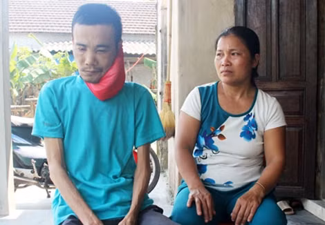 Hết tiền chạy chữa, anh Hồ Công Linh được đưa về nhà để người thân chăm sóc.