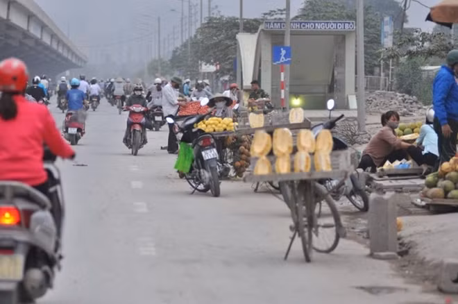 Con đường biến thành khu chợ di động.