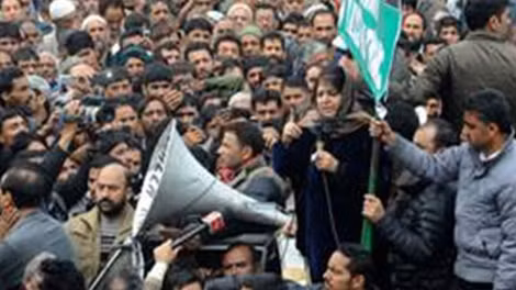 Mehbooba Mufti (giữa) trong chiến dịch tranh cử cho đảng PDP vào Quốc hội năm 2014.