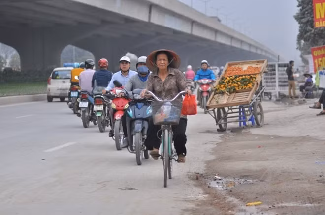 Bất chấp nguy hiểm, dòng phương tiện tham gia giao thông vẫn cố tình vi phạm đi ngược chiều