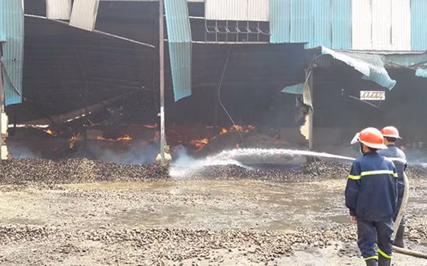 Vụ cháy lớn ở kho hàng DNTN Phú Lợi (Gia Lai).