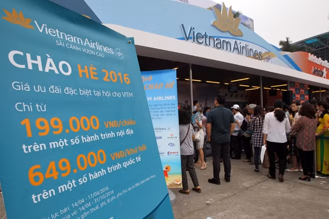 Người dân xếp hàng mua vé may bay giá rẻ tại hội chợ VITM Hanoi 2016 ( ảnh Hà Thành).