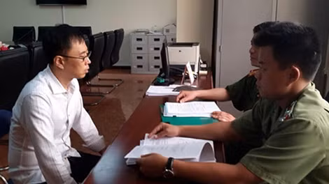 Đối tượng truy nã Kim Kyunghyo khai báo tại Cục Cảnh sát truy nã tội phạm.