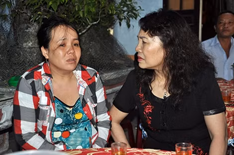 Thứ trưởng Nguyễn Thị Nghĩa thăm hỏi, động viên các gia đình có con em bị đuối nước.