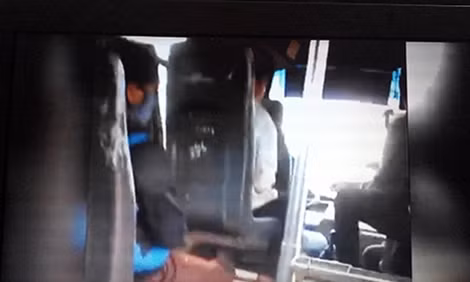 Cảnh tài xế cùng nhân viên bán vé đang đánh bài trên xe buýt. Ảnh chụp từ video clip.