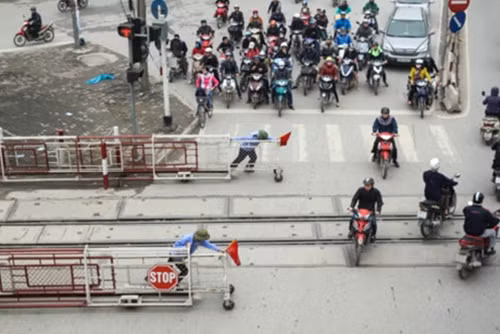 Người dân cố tình vượt đường ngang dù đã có tín hiệu báo sắp có tàu chạy qua.