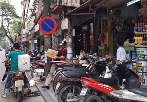 Phố Hàng Mành kinh doanh nhiều hóa chất nguy hiểm về cháy nổ.