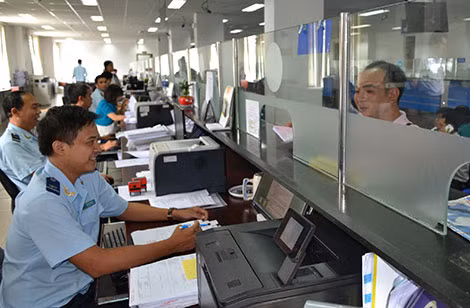 Hải quan Sân bay Quốc tế Tân Sơn Nhất làm thủ tục hoàn thuế cho khách xuất cảnh (ảnh minh họa).