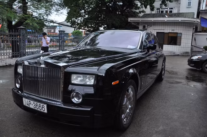Cùng với chiếc siêu xe Rolls Royce Phantom nói trên, doanh nhân này đã ủng hộ 2 tỷ đồng thông qua sự tiếp nhận của Ban Cứu trợ tỉnh Quảng Ninh.