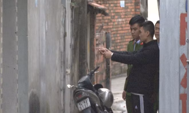 Khải mô tả hành vi ném chất bẩn vào nhà con nợ