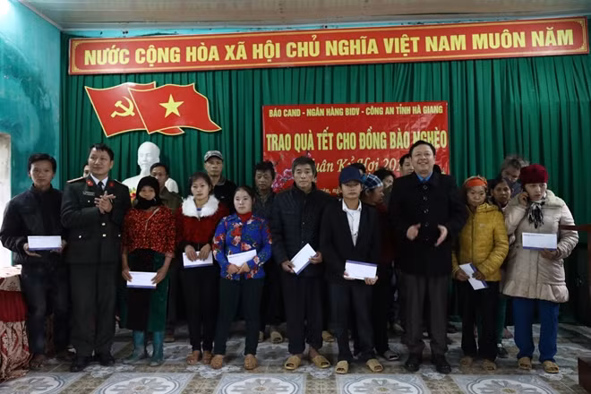 Người nghèo xã Thuận Hòa nhận quà Tết