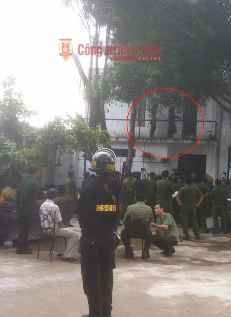 Nguyễn Hải Dương và Vũ Văn Tiến đang diễn lại hành động khi đột nhập lên tầng 2.