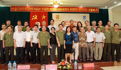Ban tổ chức cùng các đại biểu và các nhà văn tham dự trại sáng tác.