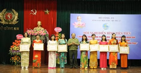 Trung tướng Bùi Xuân Sơn, Phó tổng cục trưởng Tổng cục Hậu Cần – Kỹ thuật trao giấy khen cho các cá nhân xuất sắc.
