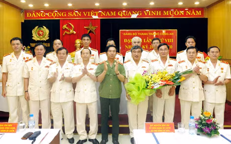 Thượng tướng Đặng Văn Hiếu, Ủy viên Trung ương Đảng, Phó Bí thư Đảng ủy CATW, Thứ trưởng Thường trực Bộ Công an tặng hoa chúc mừng Ban chấp hành Đảng bộ Thanh tra Bộ Công an khóa VIII.