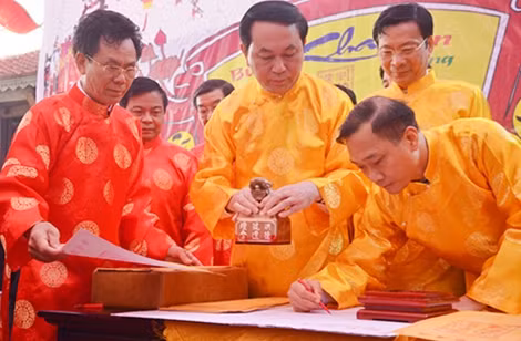 Bộ trưởng Trần Đại Quang thực hiện nghi lễ khai ấn, khai bút và viết lưu niệm.