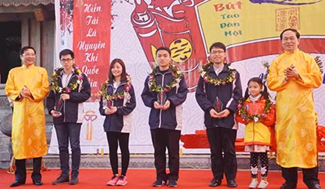 Bộ trưởng Trần Đại Quang và đồng chí Nguyễn Văn Đọc, Bí thư Tỉnh ủy, Chủ tịch HĐND tỉnh Quảng Ninh, trao thưởng cho học sinh có thành tích xuất sắc.