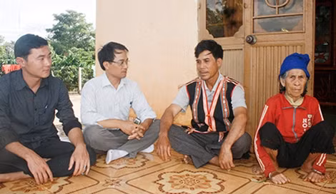 Các trinh sát An ninh Công an Gia Lai gắn bó với dân làng.