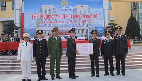 Thứ trưởng Thường trực Đặng Văn Hiếu tặng quà, chúc Tết CBCS Công an Hòa Bình.