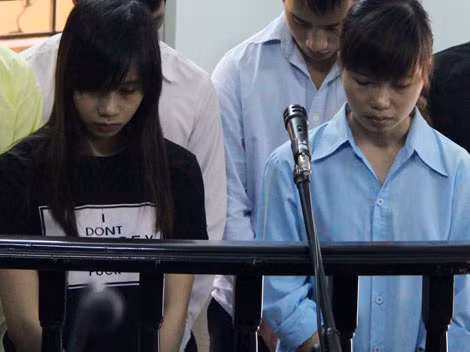 Hai chị em bị cáo Hà Thị Thúy Thoa và Hà Thị Thúy Hoa.