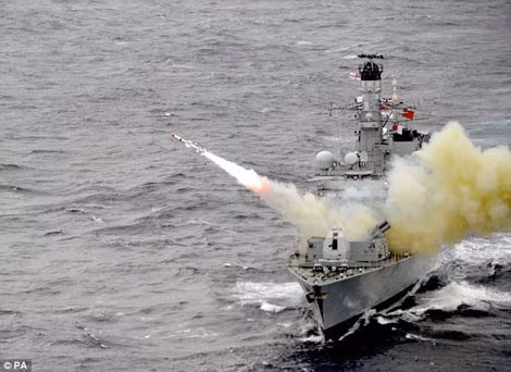 Tàu khu trục Hải quân Hoàng gia Anh có mặt trong Hạm đội Baltic của NATO. Tàu khu trục Hải quân Hoàng gia Anh có mặt trong Hạm đội Baltic của NATO.
