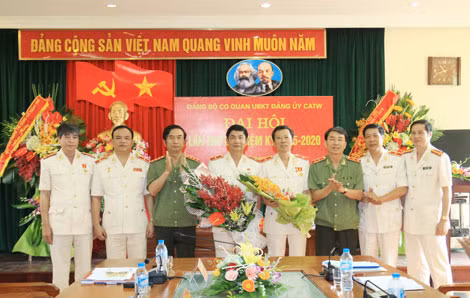 Thượng tướng Đặng Văn Hiếu, Phó Bí thư Đảng uỷ CATƯ, Thứ trưởng Thường trực Bộ Công an tặng hoa chúc mừng BCH Đảng bộ Cơ quan UBKT Đảng uỷ CATƯ.