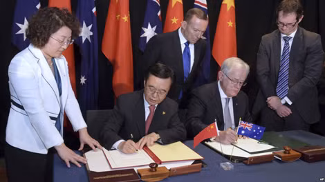 Bộ trưởng Thương mại Australia Andrew Robb và người đồng cấp Trung Quốc Cao Hổ Thành ký kết Hiệp định Thương mại Tự do (FTA). Bộ trưởng Thương mại Australia Andrew Robb và người đồng cấp Trung Quốc Cao Hổ Thành ký kết Hiệp định Thương mại Tự do (FTA).