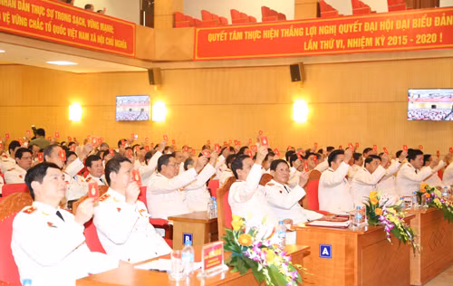Các đảng viên Đảng bộ Công an Trung ương biểu quyết thông qua danh sách bầu cử . Các đảng viên Đảng bộ Công an Trung ương biểu quyết thông qua danh sách bầu cử .