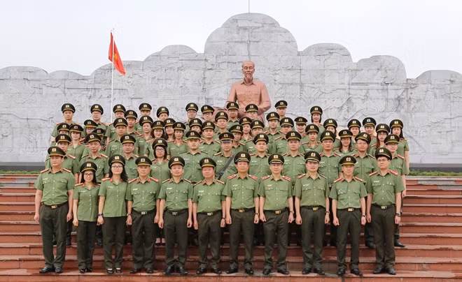 Đoàn đại biểu tại Khu lưu niệm Sáu điều Bác Hồ dạy CAND