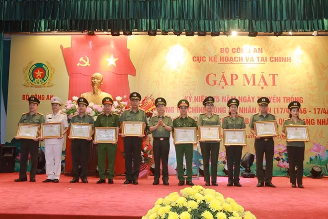 Thứ trưởng Nguyễn Văn Sơn trao Bằng khen của Bộ trưởng Bộ Công an tặng các tập thể và cá nhân xuất sắc.