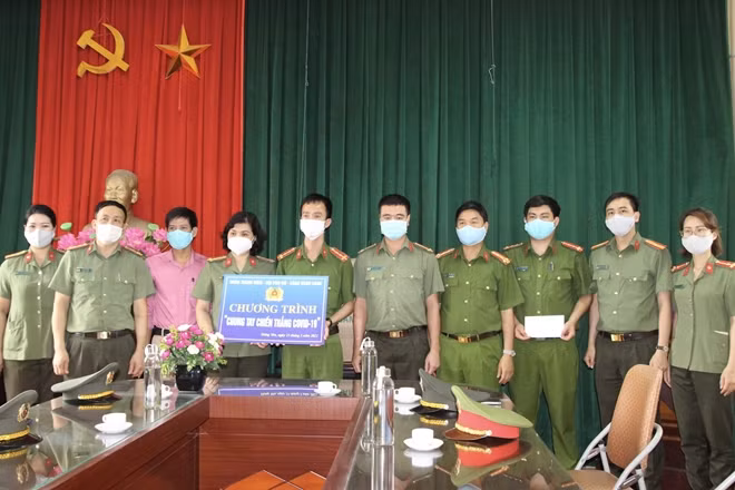 Đoàn công tác tặng khẩu trăng, nước sát khuẩn tặng Công an xã Ngọc Thanh phòng, chống COVID - 19