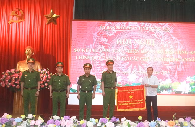 Đồng chí Trần Quốc Văn thừa uỷ quyền của Thủ tướng Chính phủ trao Cờ thi đua tặng Văn phòng Cơ quan CSĐT Công an tỉnh Hưng Yên.