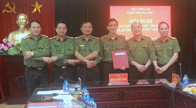 Các đại biểu dự lễ kí kết.