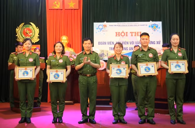Đại tá Ngô Đăng Khoa, Giám đốc Trung tâm Huấn luyện và sử dụng động vật nghiệp vụ trao giải cho các đội thi