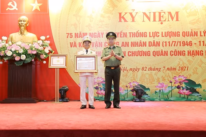 Thừa uỷ quyền của Chủ tịch nước, Bộ trưởng Tô Lâm trao Huân chương Bảo vệ Tổ quốc hạng Ba tặng Thiếu tướng Bùi Thiện Dũng.