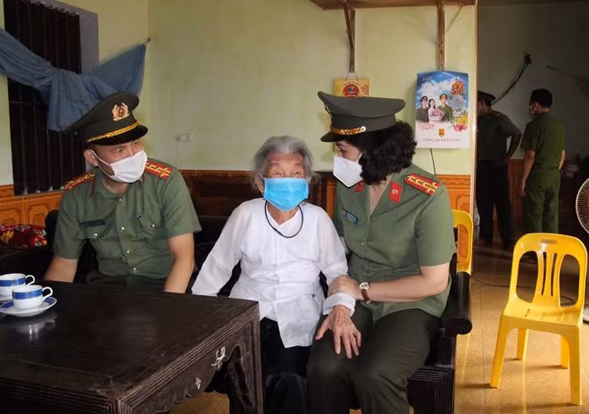 Đoàn công tác thăm, chúc sức khoẻ Mẹ Đỗ Thị Cửu
