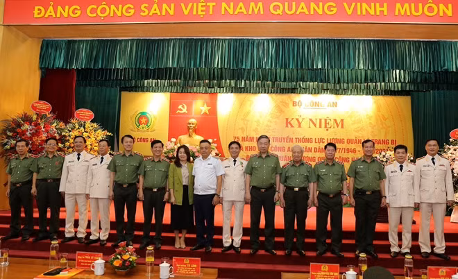Bộ trưởng Tô Lâm cùng các đại biểu dự chương trình.