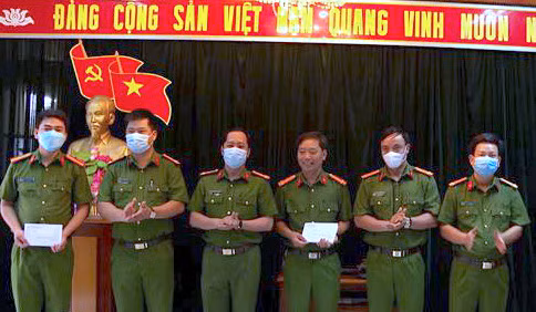 Thượng tá Phạm Mạnh Hùng trao thưởng cho các tập thể, cá nhân xuất sắc.