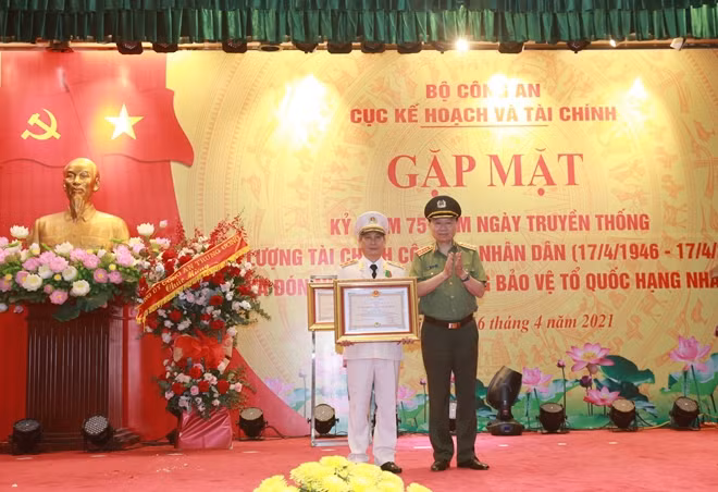 Thừa uỷ quyền của Chủ tịch nước, Bộ trưởng Tô Lâm gắn và trao Bằng Huân chương Bảo vệ Tổ quốc hạng Ba tặng Trung tướng Trịnh Ngọc Bảo Duy.