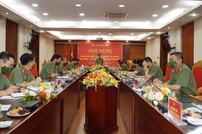 Thứ trưởng Nguyễn văn Sơn chủ trì hội nghị.