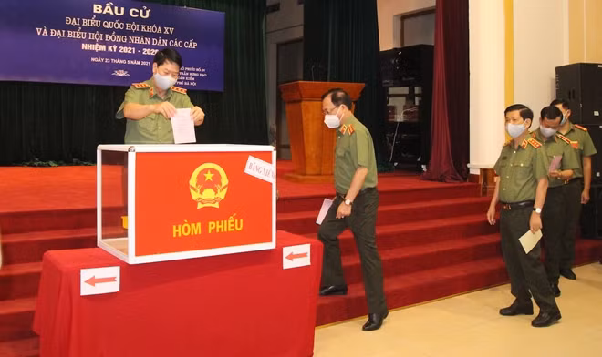 Thứ trưởng Bùi Văn Nam và các đồng chí lãnh đạo Bộ Công an thực hiện quyền cử tri, tham gia bỏ phiếu