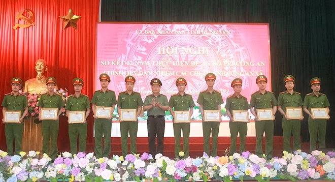 Đồng chí Phạm Đăng Khoa, Giám đốc Công an tỉnh Hưng Yên tặng Giấy khen cho các tập thể xuất sắc.